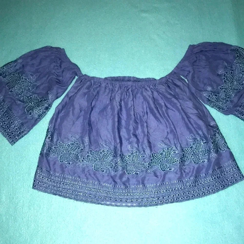 QED LONDON embroidered eyelet bell sleeves off shoulder or not blue NEW size S